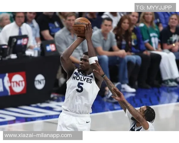 爱德华兹面对联防挑战上半场表现平平仅得8分3助攻2抢断